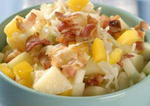 Салат с квашеной капустой, овощами и беконом
