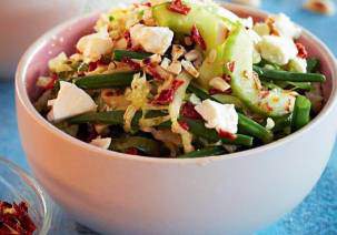 Салат из зеленой фасоли с брынзой и овощами