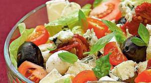 Крестьянский салат с овощами и сыром канталь