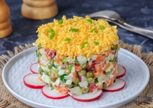 Весняний овочевий салат «Олів&#039;є» з редискою