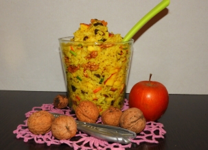 Пикантный рисовый салат с изюмом и орехами