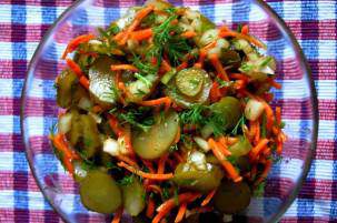 Салат из маринованных огурцов с морковью и луком