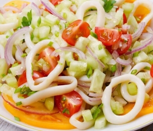 Овочевий салат з кальмарами