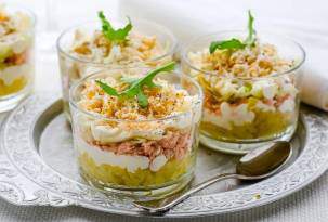 Слоеный салат с копченой горбушей