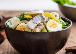 Картофельный салат с сельдью и щавелем