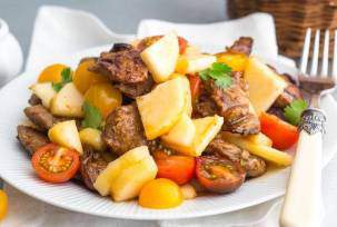 Салат с куриной печенью и грушей