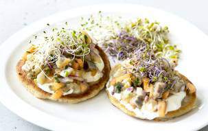 Селедочный салат на гречневых блинчиках