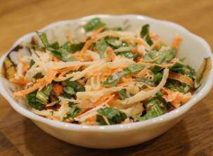 Салат из редиса, моркови, щавеля и зеленого лука