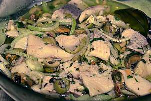 Маринованный салат из сельди с мидиями