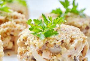 Салат «Министерский» с блинами и курицей