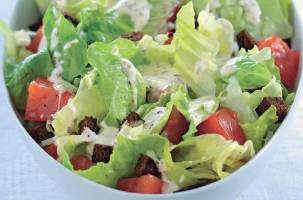 Салат с малосольным лососем и сухариками