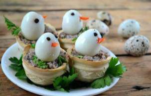 Салат в тарталетках из рыбных консервов с перепелиными яйцами