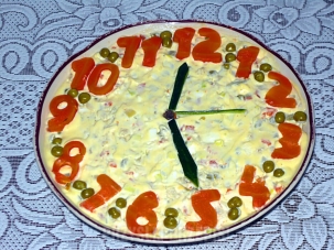 Новогодний овощной салат в виде часов