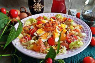 Салат с лососем и овощами