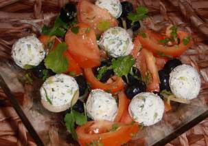 Салат с брынзой, огурцами и оливками