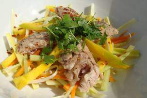 Тайский салат с рыбой и манго