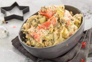 Салат с копченым лососем и картофелем