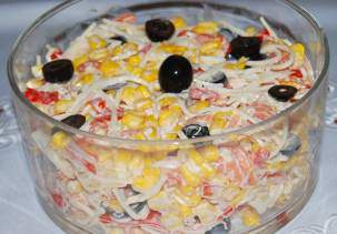 Салат с лососем, сельдереем и оливками