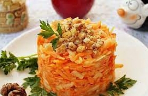 Салат для детей «Витаминка» из моркови и яблок