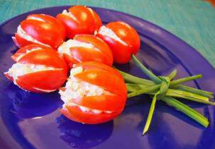 Салат «Тюльпаны» с моцареллой и креветками