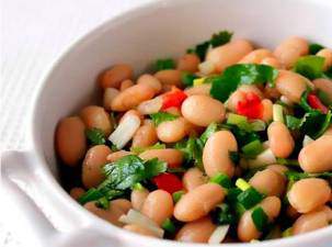 Постный салат из белой фасоли с грибами