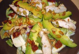 Салат с курицей, авокадо и моцареллой