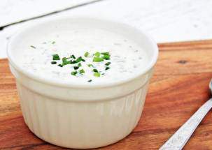 Йогуртовый соус с пряными травами для салата