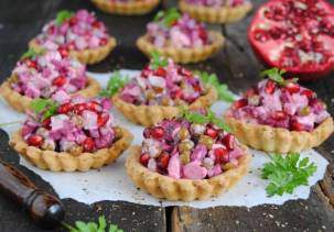 Свекольный салат с сельдью в тарталетках