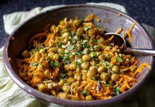 Насыщенный салат из моркови с тахини и хрустящим нутом