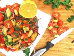 Простой салат с мидиями и овощами