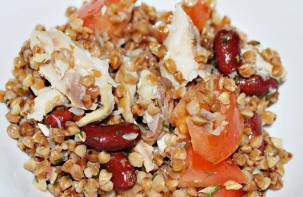 Салат из копченой скумбрии с гречневой кашей