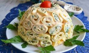 Салат из ветчины и сыра с блинами