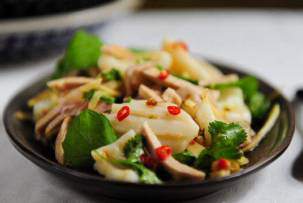 Тайский салат из кальмара со свининой и имбирем