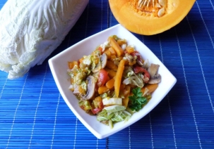 Тёплый салат из тыквы с пекинской капустой и грибами