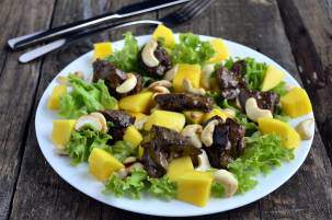 Теплый салат из гусиной печени с манго и кешью