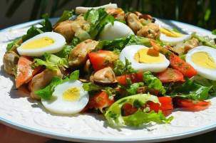 Овощной салат с мидиями и крабовыми палочками