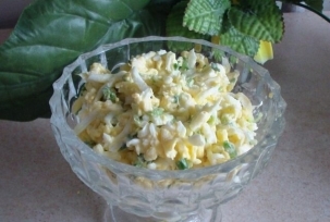 Салат из плавленых сырков с яйцами и зеленым луком