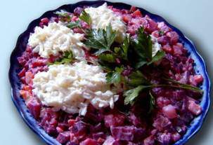 Салат винегрет с копченой мойвой