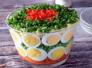 Праздничный салат из яиц с ветчиной и овощами