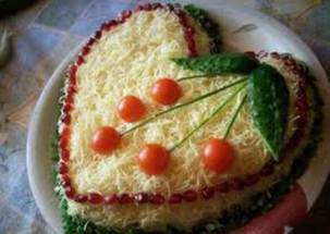 Сердечный салат с курицей и сыром