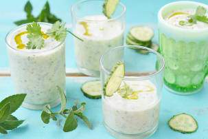 Греческий соус для салатов (дзадзики) на основе йогурта