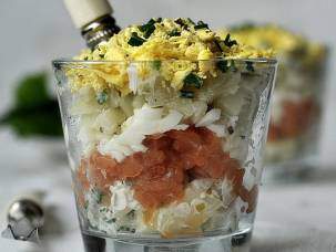 Салат с копченым лососем и картофелем